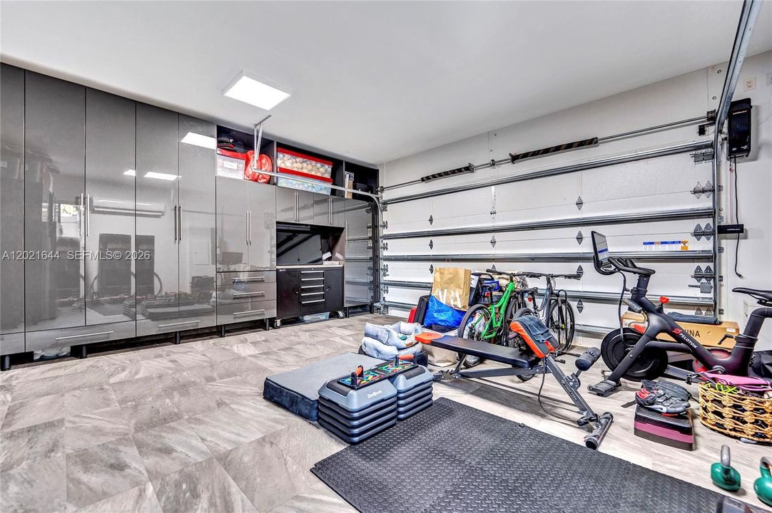 Activo con contrato: $9,500 (5 camas, 4 baños, 3618 Pies cuadrados)