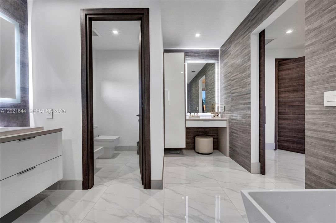 Activo con contrato: $9,500 (5 camas, 4 baños, 3618 Pies cuadrados)