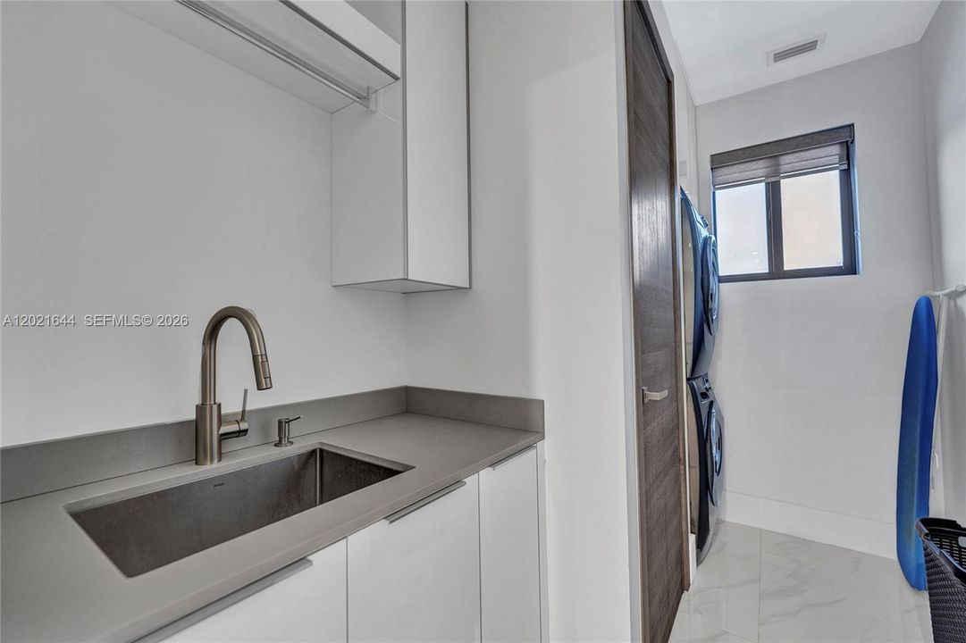 Activo con contrato: $9,500 (5 camas, 4 baños, 3618 Pies cuadrados)