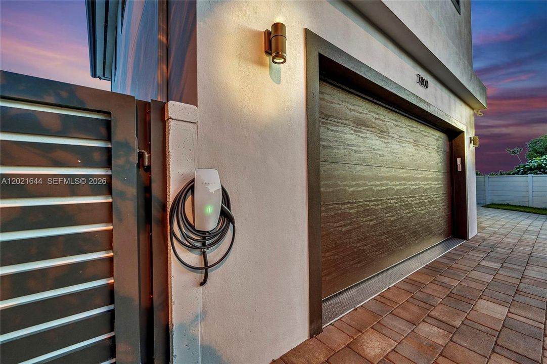 Activo con contrato: $9,500 (5 camas, 4 baños, 3618 Pies cuadrados)