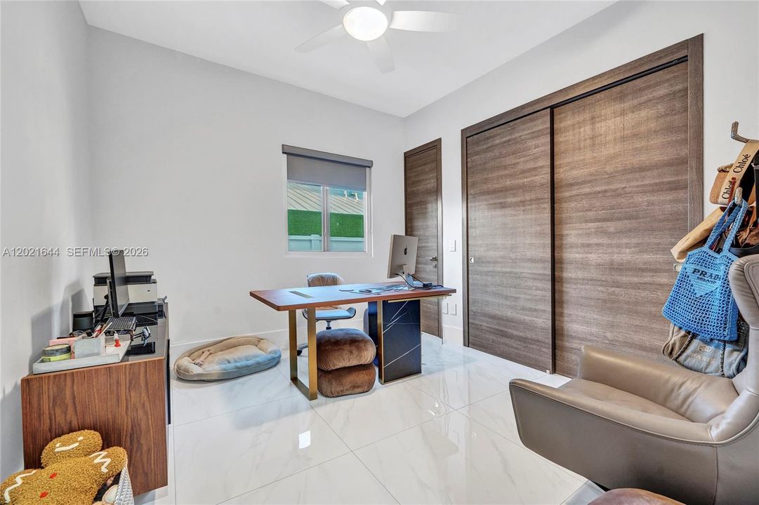 Activo con contrato: $9,500 (5 camas, 4 baños, 3618 Pies cuadrados)