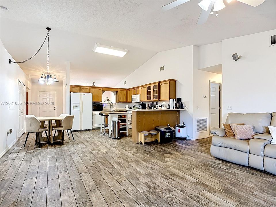 For Sale: $339,900 (3 beds, 2 baths, 1745 Square Feet)