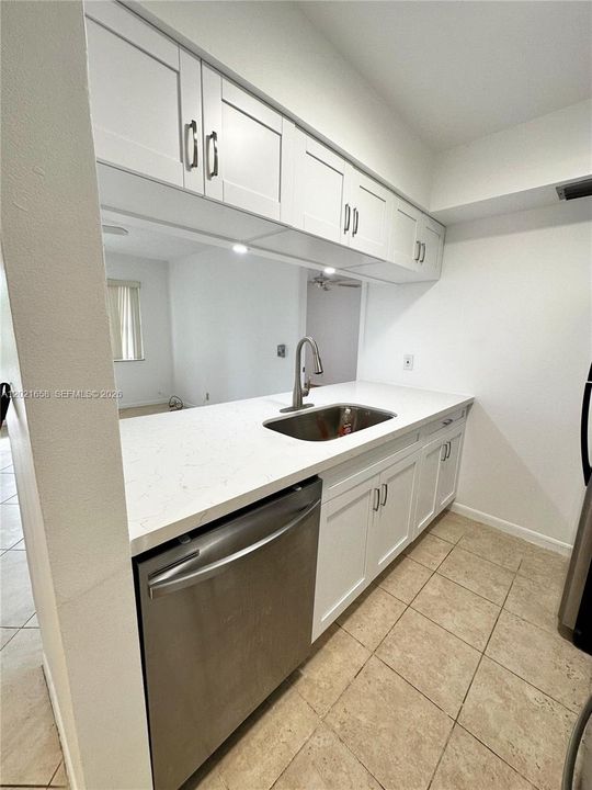 For Rent: $2,200 (2 beds, 2 baths, 735 Square Feet)