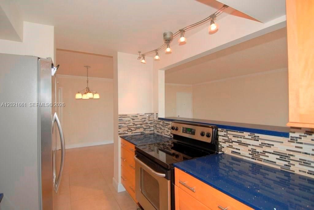 For Rent: $2,400 (1 beds, 1 baths, 900 Square Feet)
