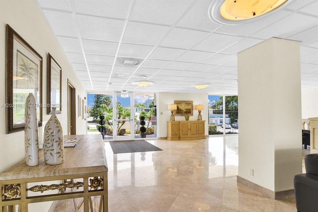 For Rent: $2,400 (1 beds, 1 baths, 900 Square Feet)