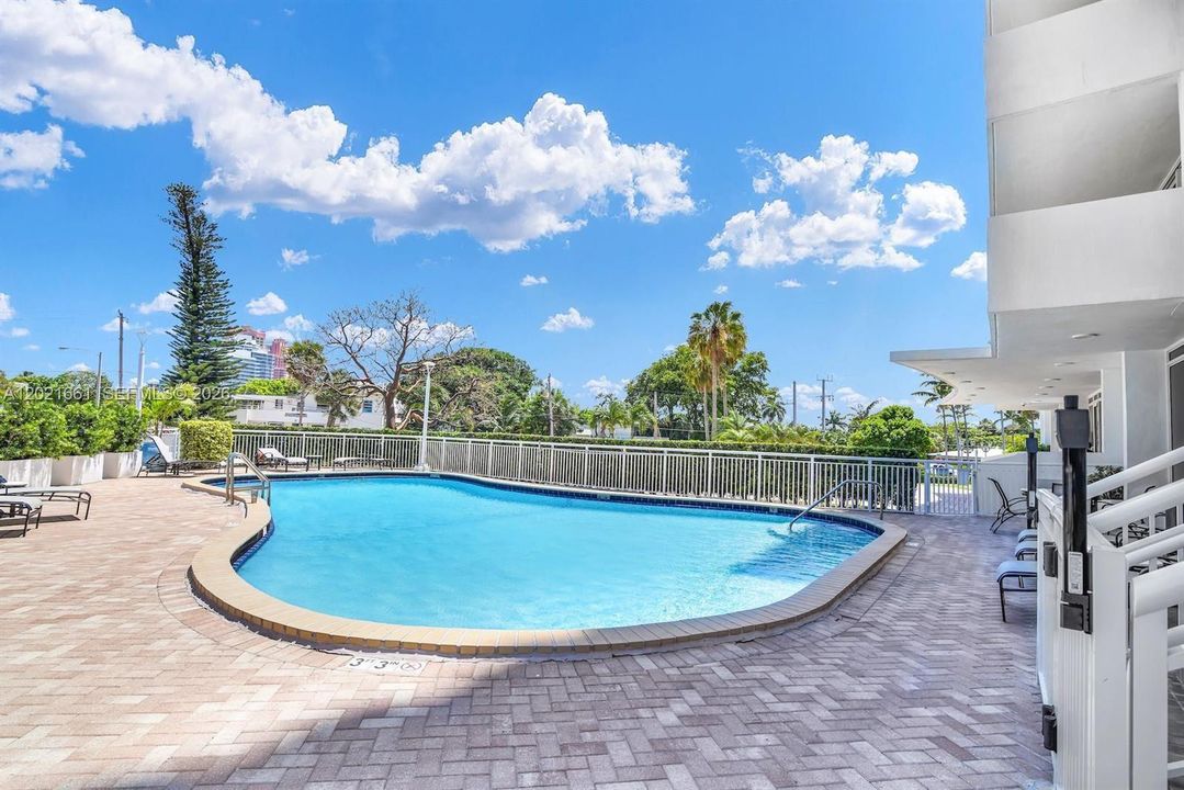 For Rent: $2,400 (1 beds, 1 baths, 900 Square Feet)