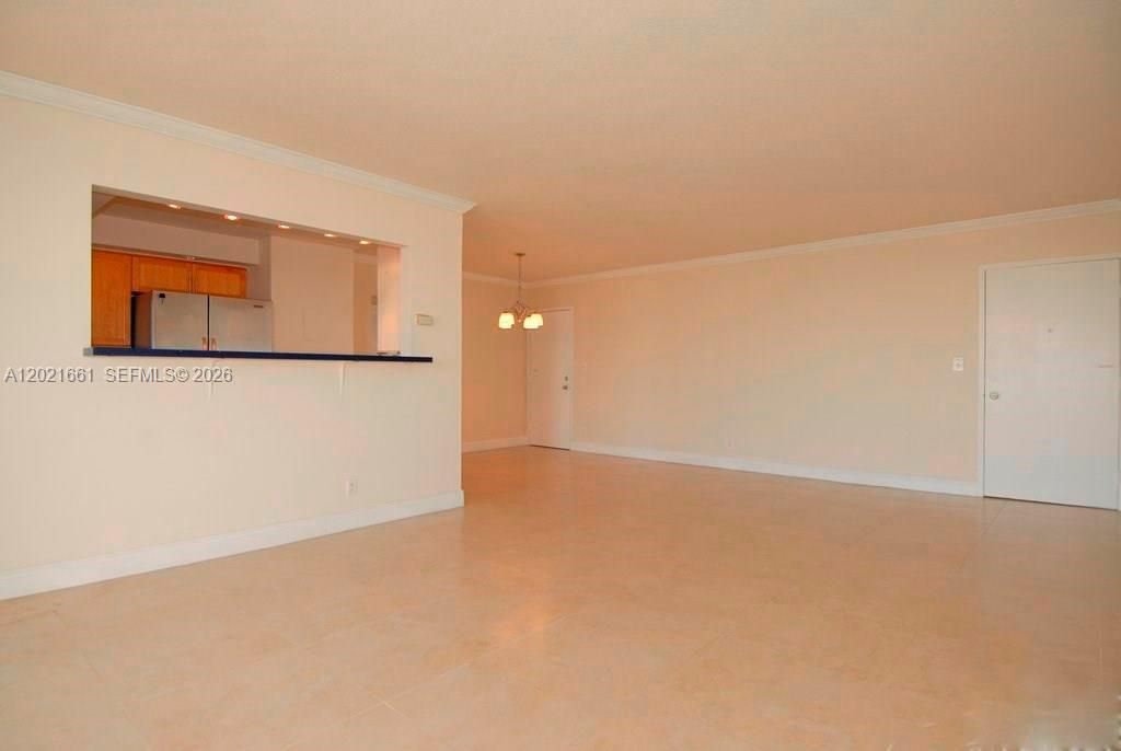 For Rent: $2,400 (1 beds, 1 baths, 900 Square Feet)