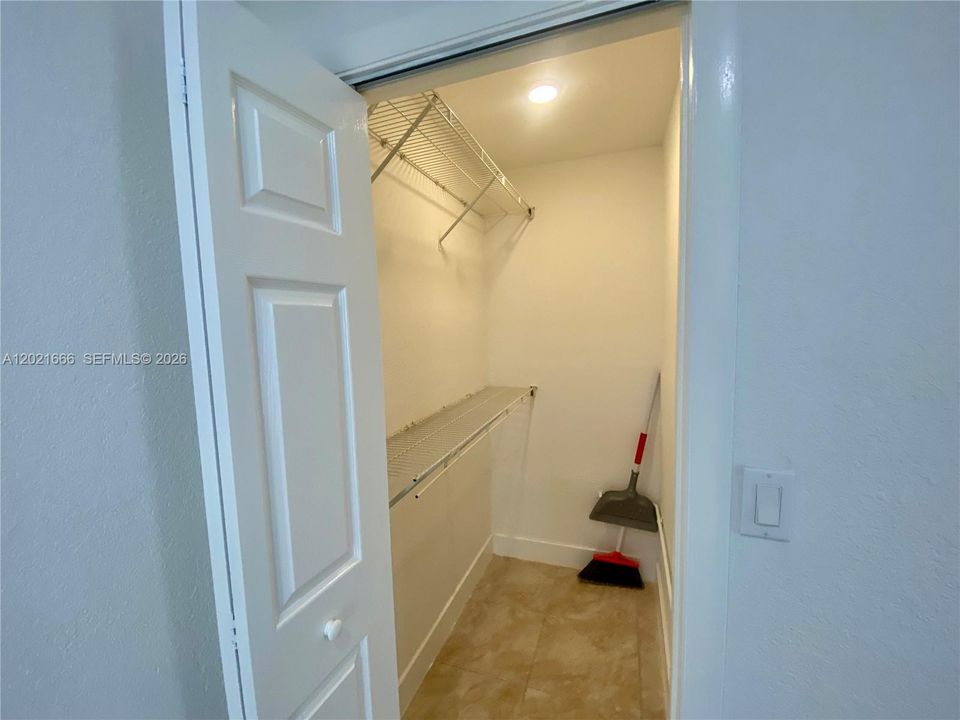 В аренду: $1,700 (1 спален, 1 ванн, 2984 Квадратных фут)