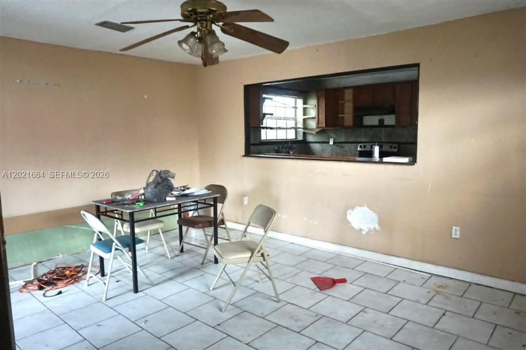For Sale: $345,000 (3 beds, 3 baths, 1652 Square Feet)