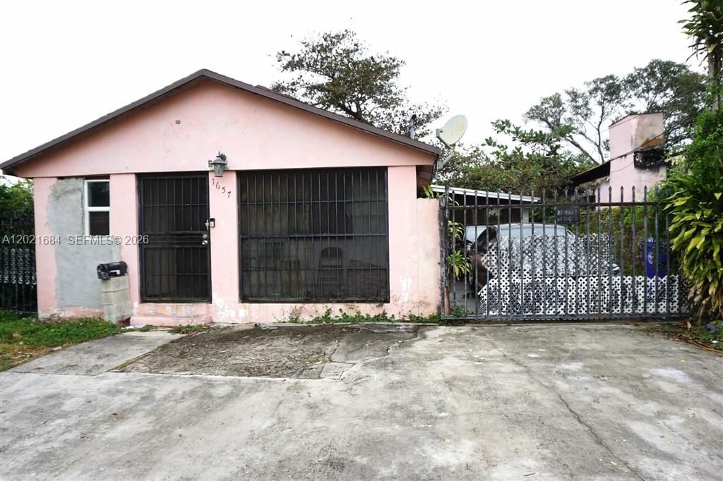 For Sale: $345,000 (3 beds, 3 baths, 1652 Square Feet)