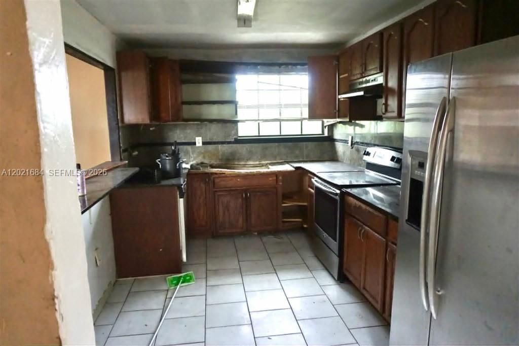 For Sale: $345,000 (3 beds, 3 baths, 1652 Square Feet)
