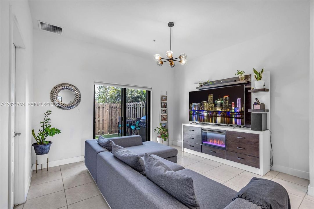 En Venta: $399,500 (2 camas, 2 baños, 1135 Pies cuadrados)