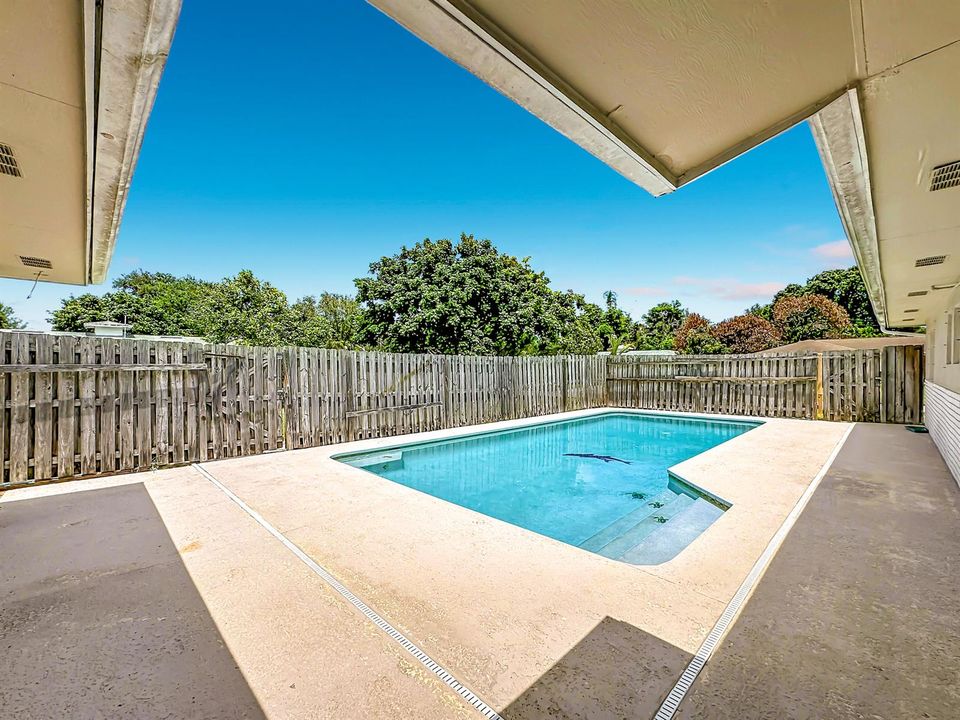 2402 Newport Drive-57
