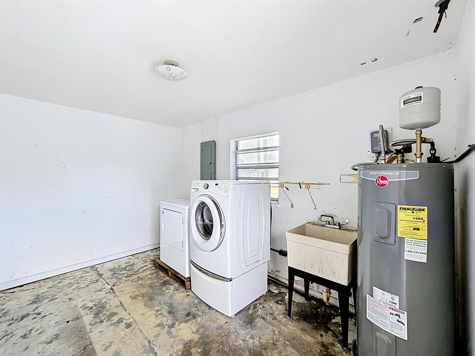 2402 Newport Drive-53