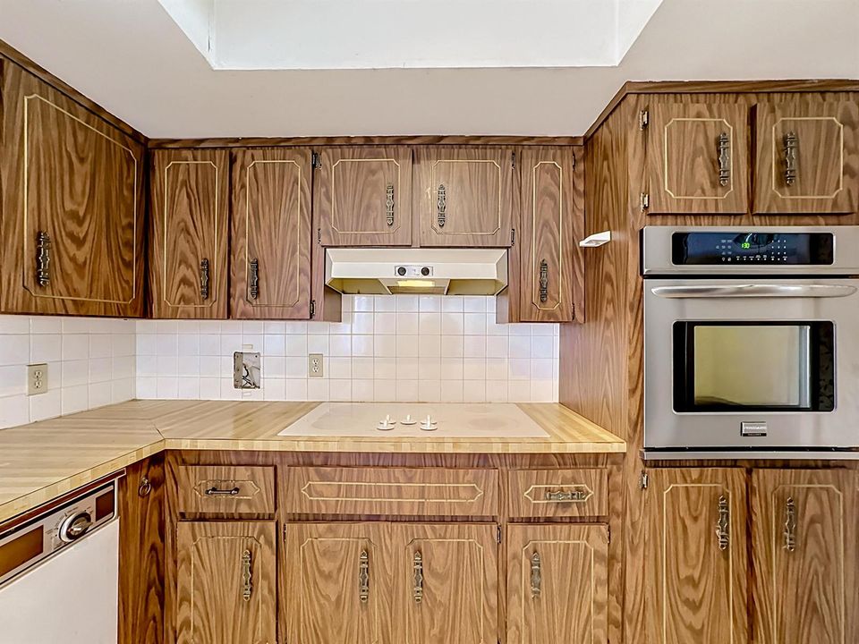 2402 Newport Drive-22