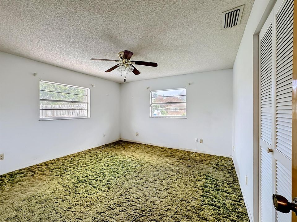 2402 Newport Drive-43