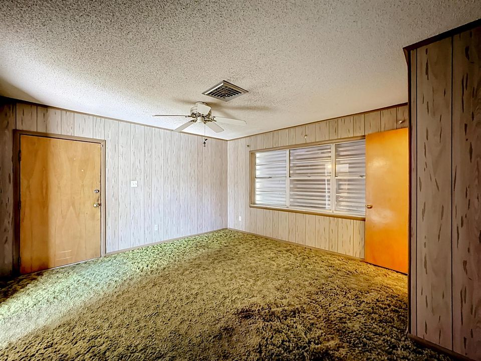 2402 Newport Drive-40