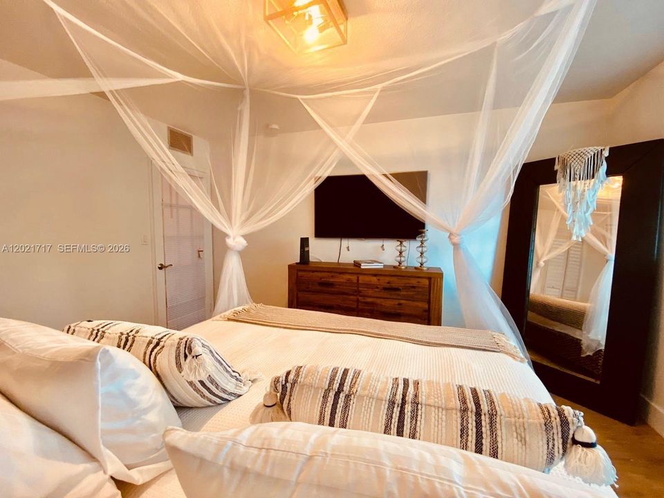For Sale: $495,000 (1 beds, 1 baths, 654 Square Feet)