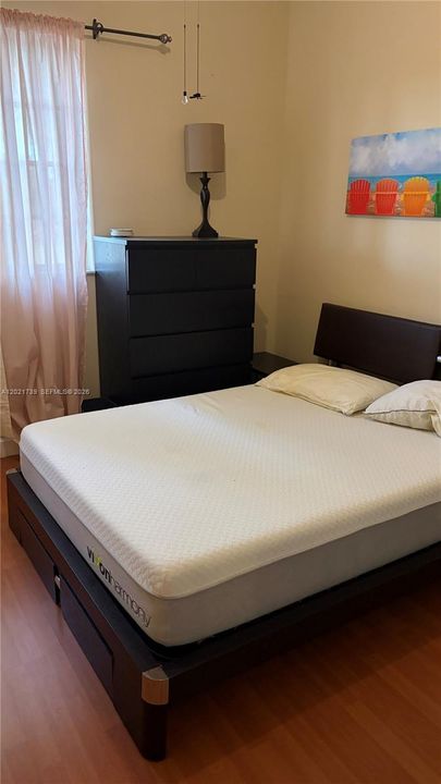 Activo con contrato: $4,500 (4 camas, 2 baños, 2185 Pies cuadrados)