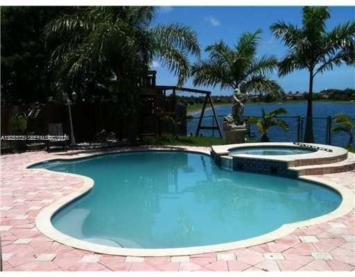 Activo con contrato: $4,500 (4 camas, 2 baños, 2185 Pies cuadrados)