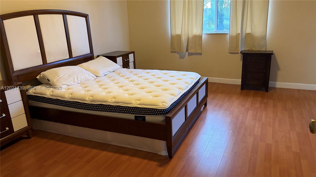 Activo con contrato: $4,500 (4 camas, 2 baños, 2185 Pies cuadrados)