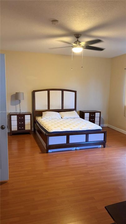 Activo con contrato: $4,500 (4 camas, 2 baños, 2185 Pies cuadrados)