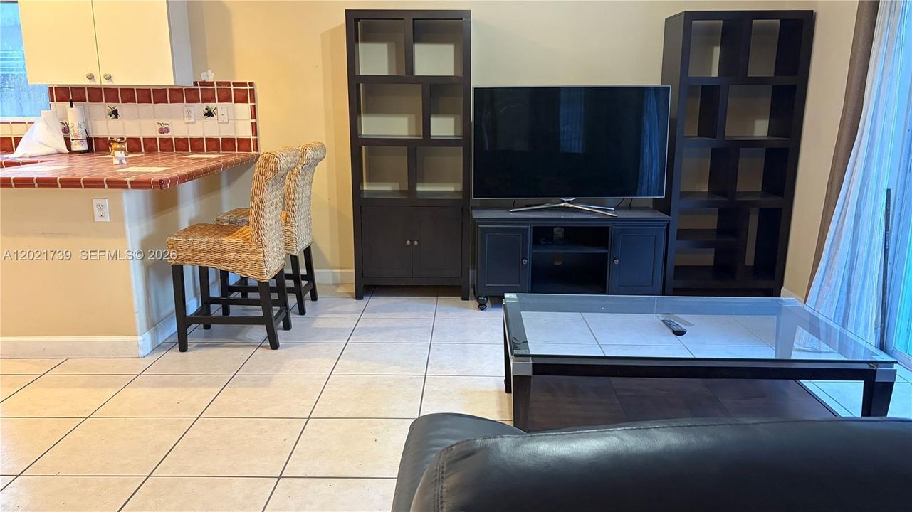 Activo con contrato: $4,500 (4 camas, 2 baños, 2185 Pies cuadrados)
