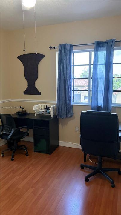 Activo con contrato: $4,500 (4 camas, 2 baños, 2185 Pies cuadrados)