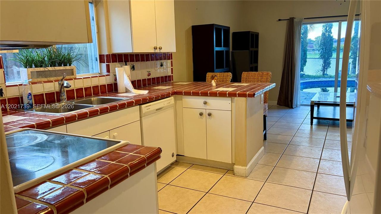 Activo con contrato: $4,500 (4 camas, 2 baños, 2185 Pies cuadrados)