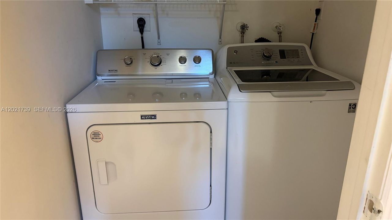 Activo con contrato: $4,500 (4 camas, 2 baños, 2185 Pies cuadrados)