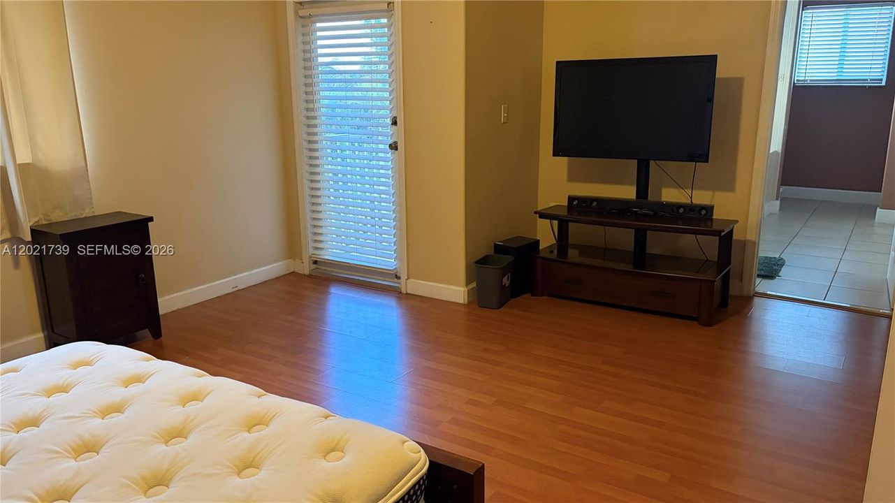 Activo con contrato: $4,500 (4 camas, 2 baños, 2185 Pies cuadrados)