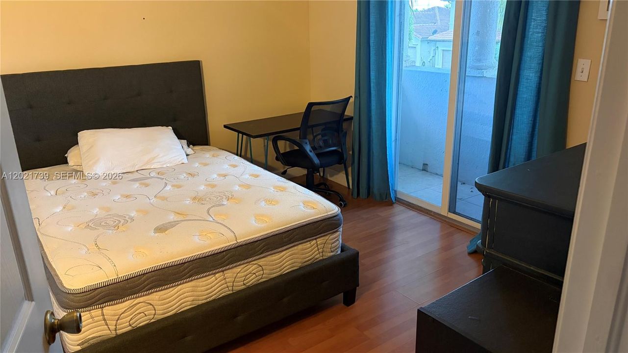 Activo con contrato: $4,500 (4 camas, 2 baños, 2185 Pies cuadrados)