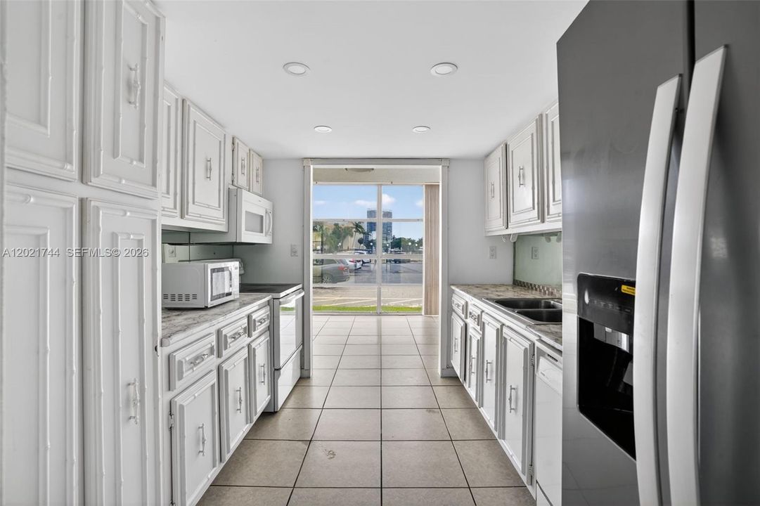 For Sale: $235,000 (2 beds, 2 baths, 1210 Square Feet)