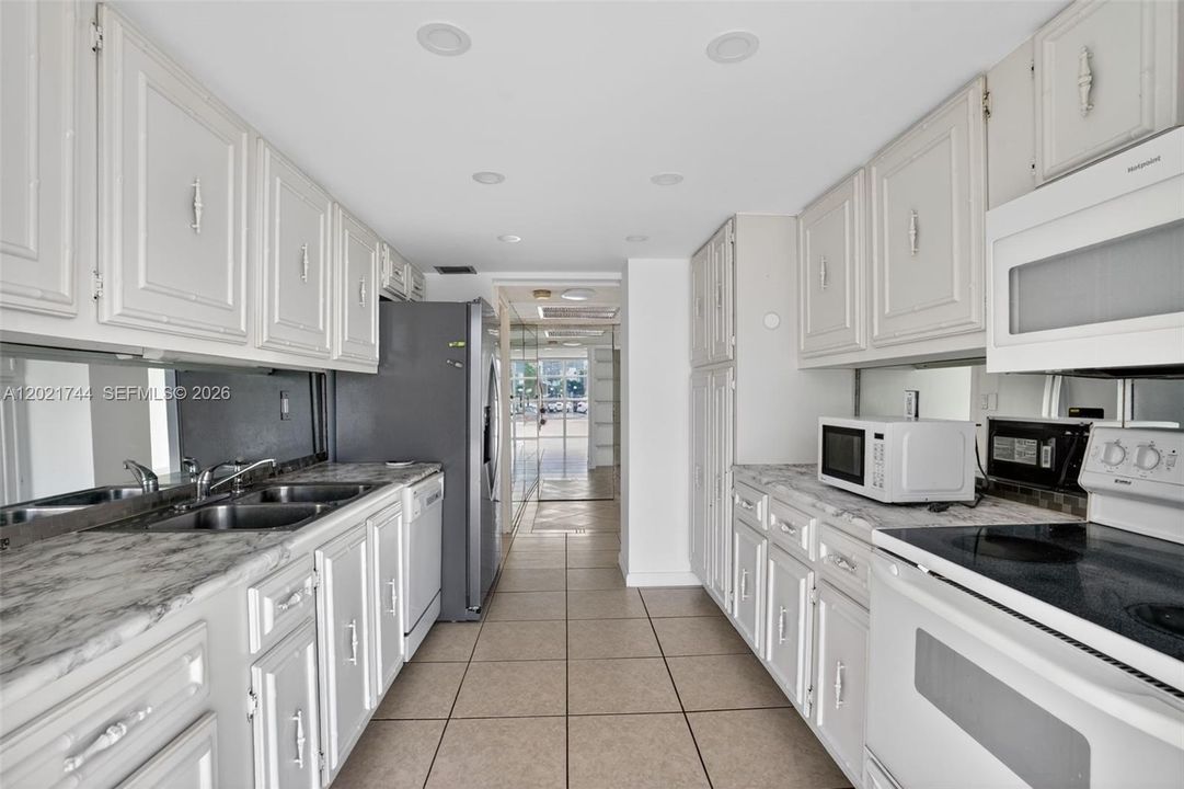 For Sale: $235,000 (2 beds, 2 baths, 1210 Square Feet)