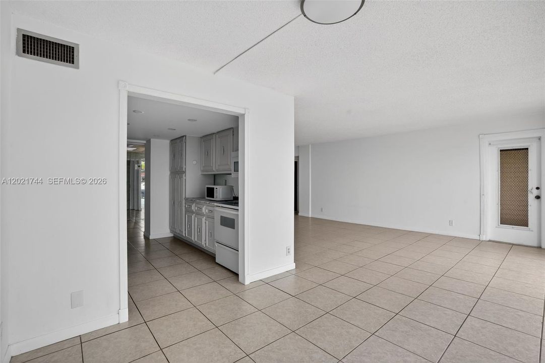 For Sale: $235,000 (2 beds, 2 baths, 1210 Square Feet)