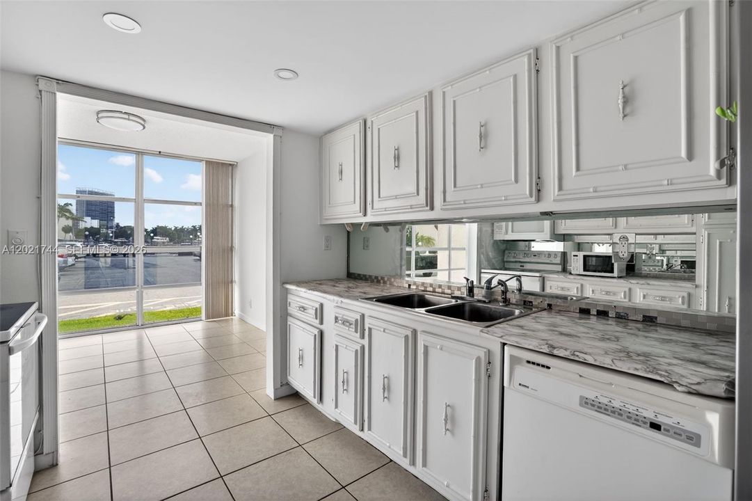 For Sale: $235,000 (2 beds, 2 baths, 1210 Square Feet)