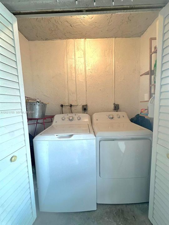 Active With Contract: $2,100 (2 beds, 2 baths, 1060 Square Feet)