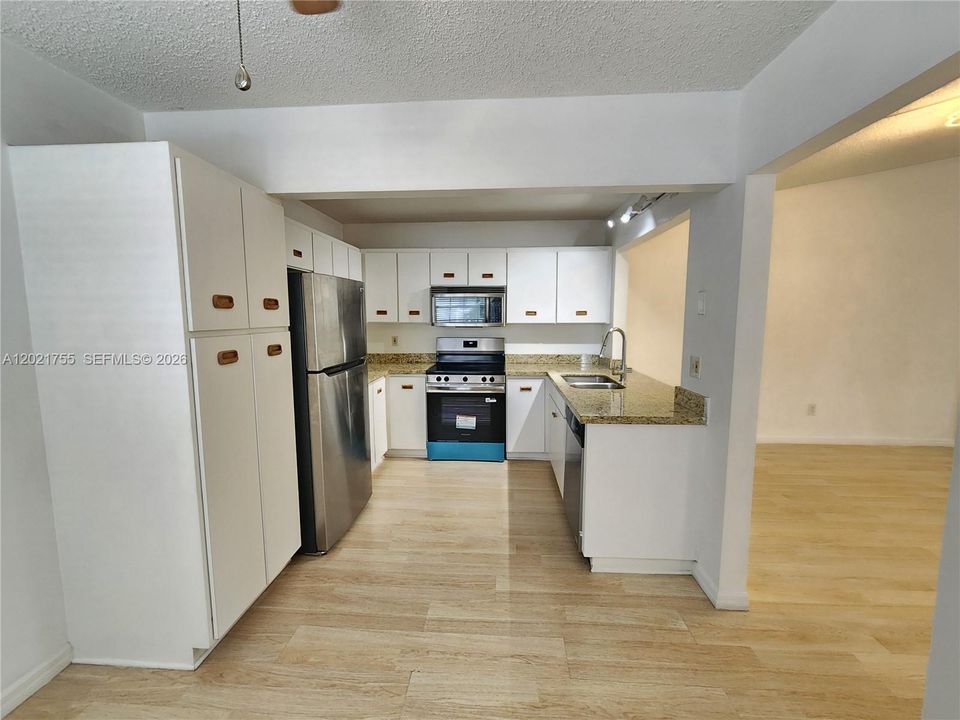 Active With Contract: $2,100 (2 beds, 2 baths, 1060 Square Feet)