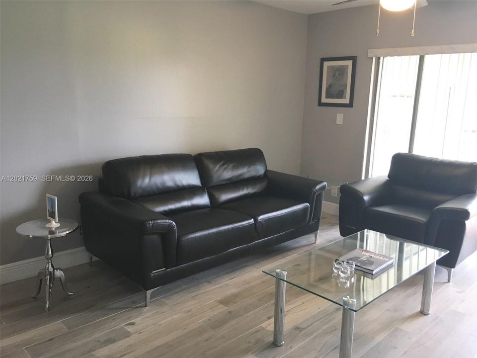 For Sale: $170,000 (1 beds, 1 baths, 741 Square Feet)