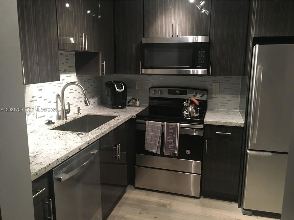 For Sale: $170,000 (1 beds, 1 baths, 741 Square Feet)