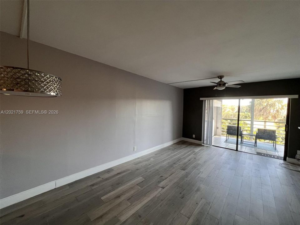 For Sale: $170,000 (1 beds, 1 baths, 741 Square Feet)