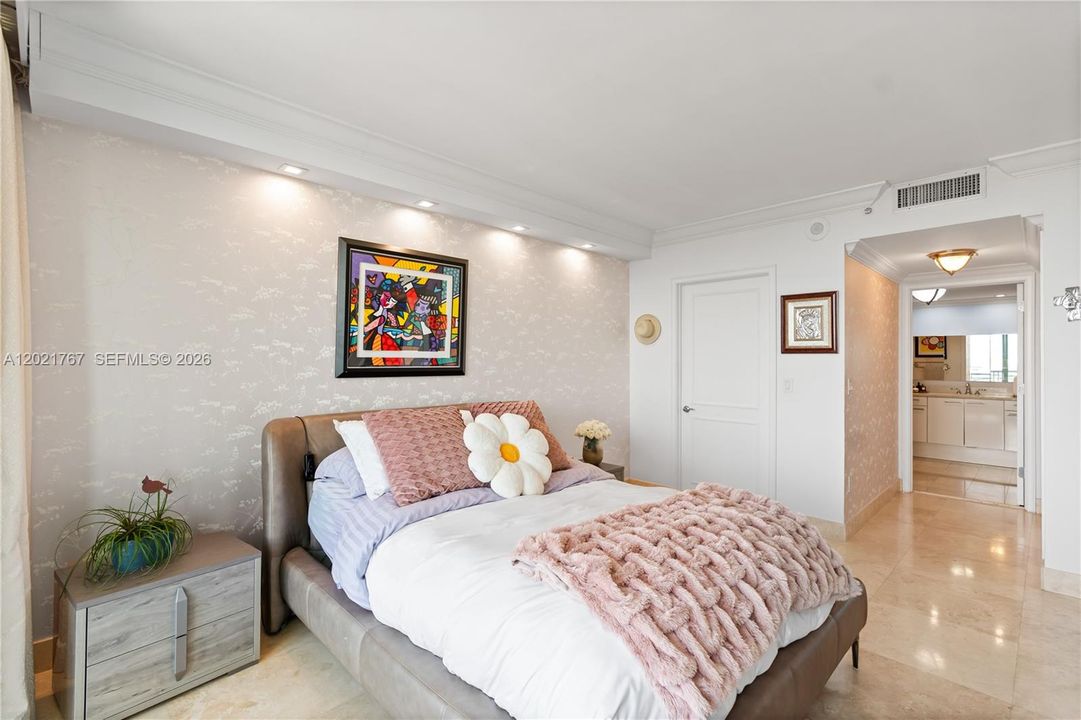 For Sale: $1,150,000 (1 beds, 1 baths, 938 Square Feet)
