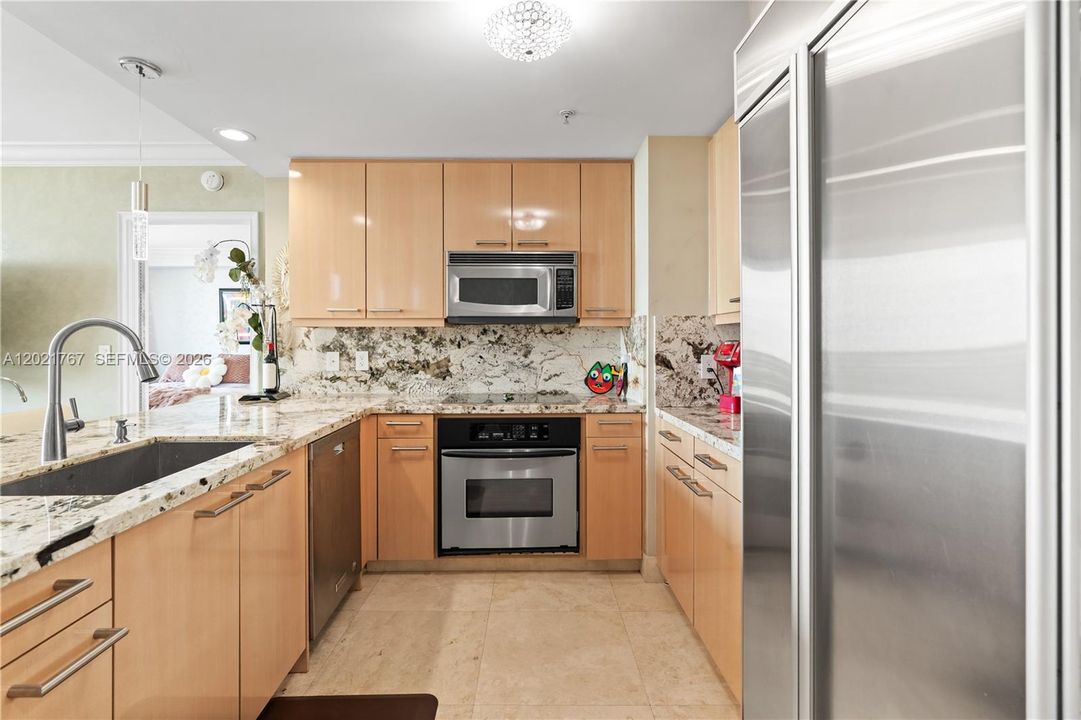 For Sale: $1,150,000 (1 beds, 1 baths, 938 Square Feet)