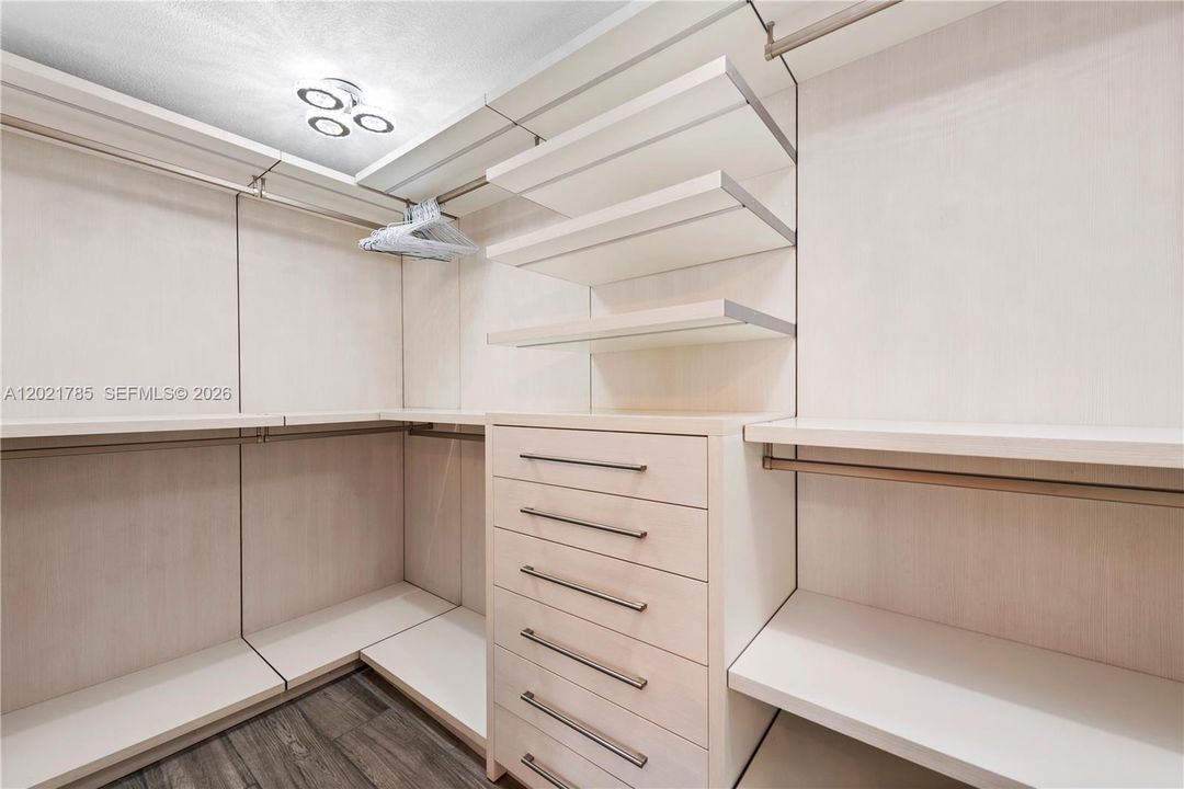 В аренду: $13,500 (5 спален, 3 ванн, 2500 Квадратных фут)
