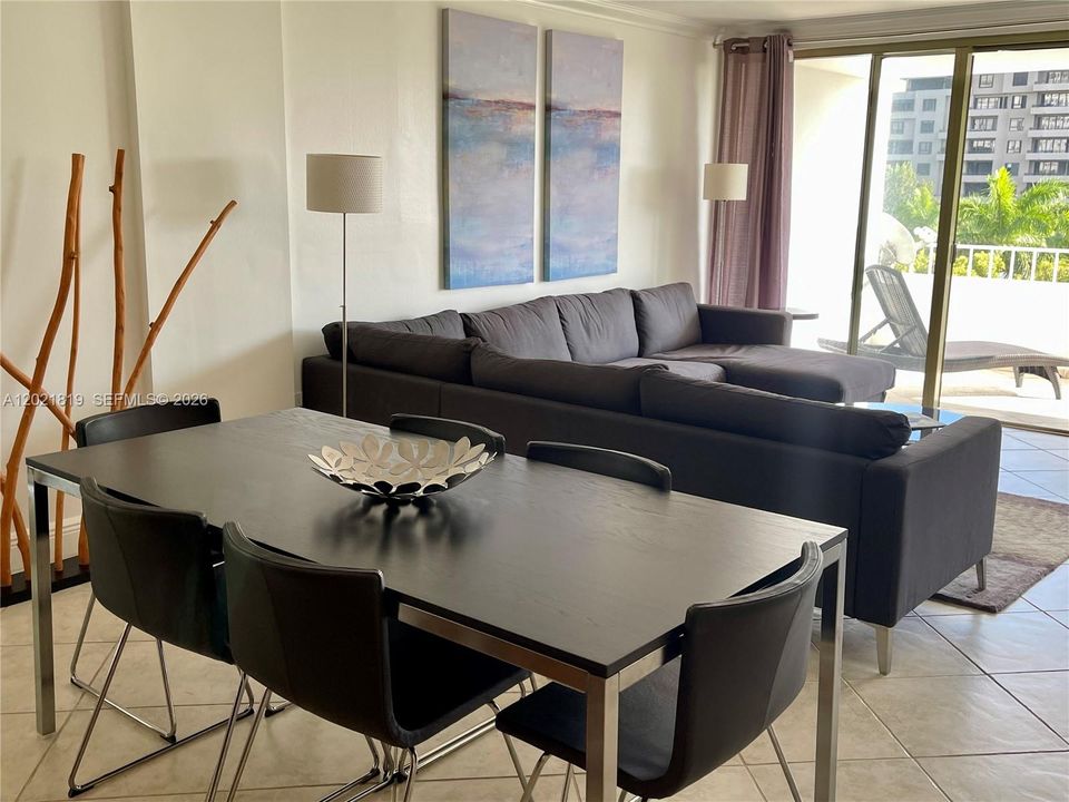 For Sale: $1,175,000 (2 beds, 2 baths, 1260 Square Feet)