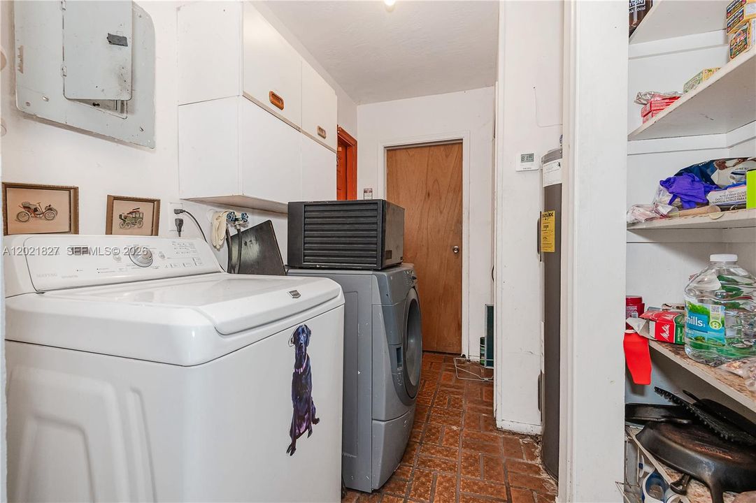 Active With Contract: $560,000 (3 beds, 2 baths, 1570 Square Feet)