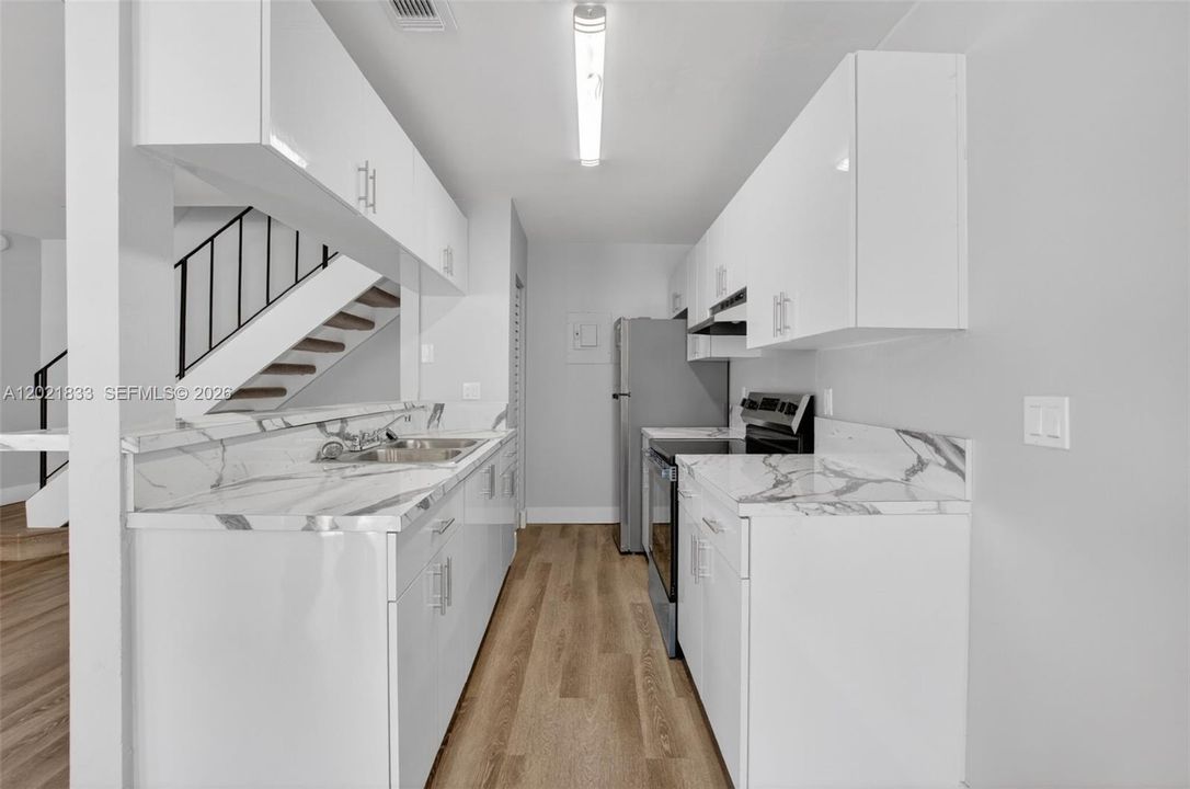 For Rent: $1,950 (2 beds, 1 baths, 844 Square Feet)