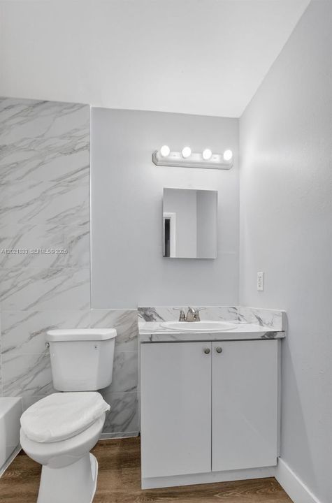 For Rent: $1,950 (2 beds, 1 baths, 844 Square Feet)
