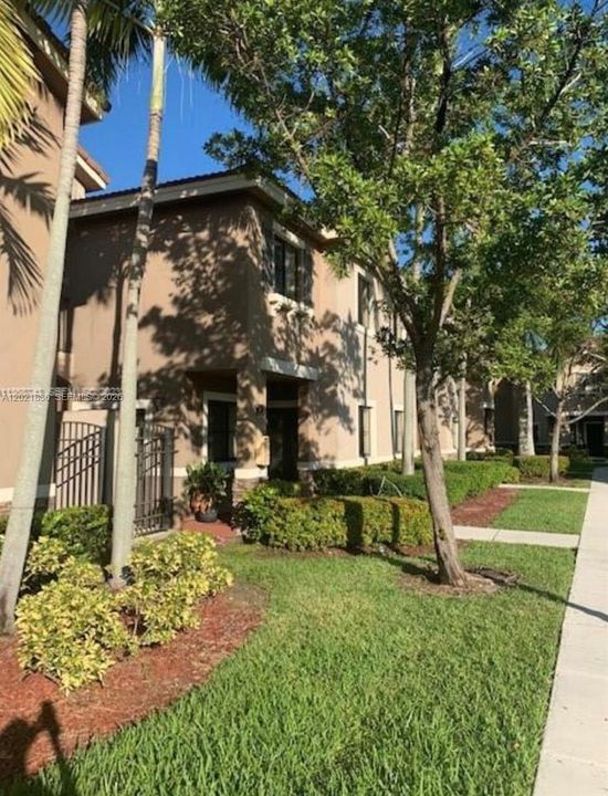 For Sale: $310,000 (2 beds, 2 baths, 1139 Square Feet)