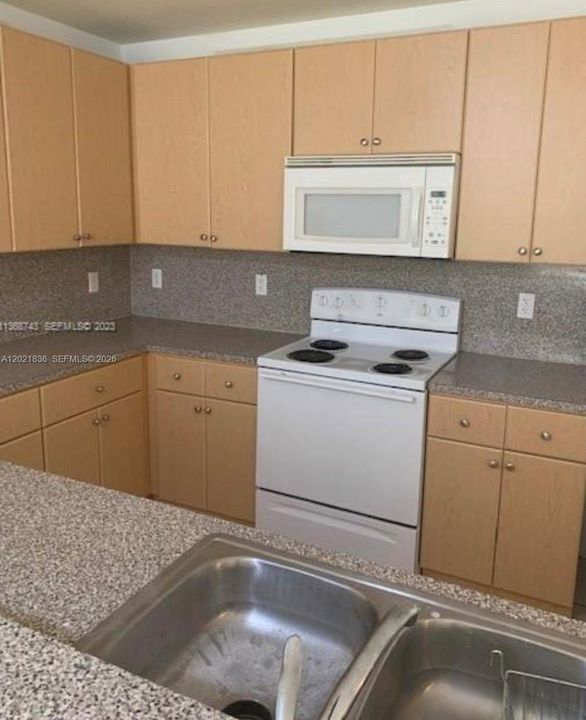 For Sale: $310,000 (2 beds, 2 baths, 1139 Square Feet)